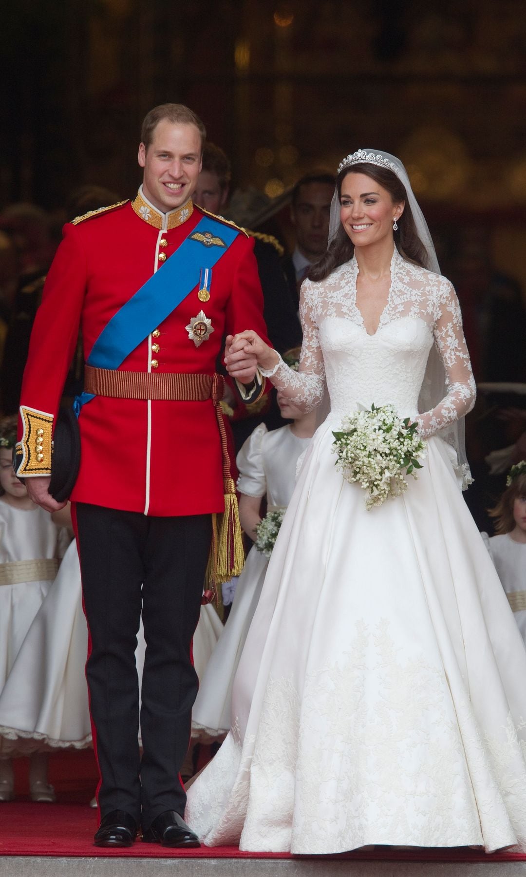 Plano entero de Kate Middleton y el príncipe Guillermo saliendo de la iglesia tras su boda