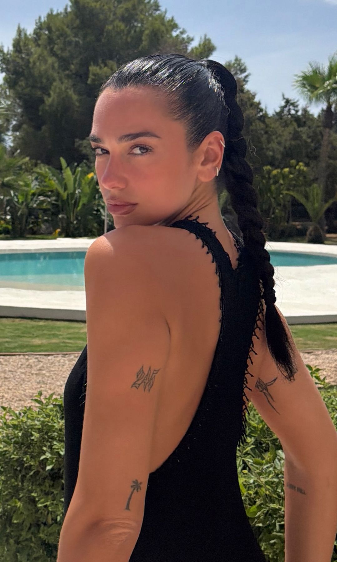 Coleta con trenza de Dua Lipa