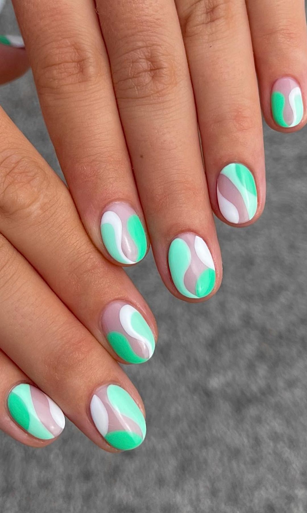 manicura ondas en verde menta