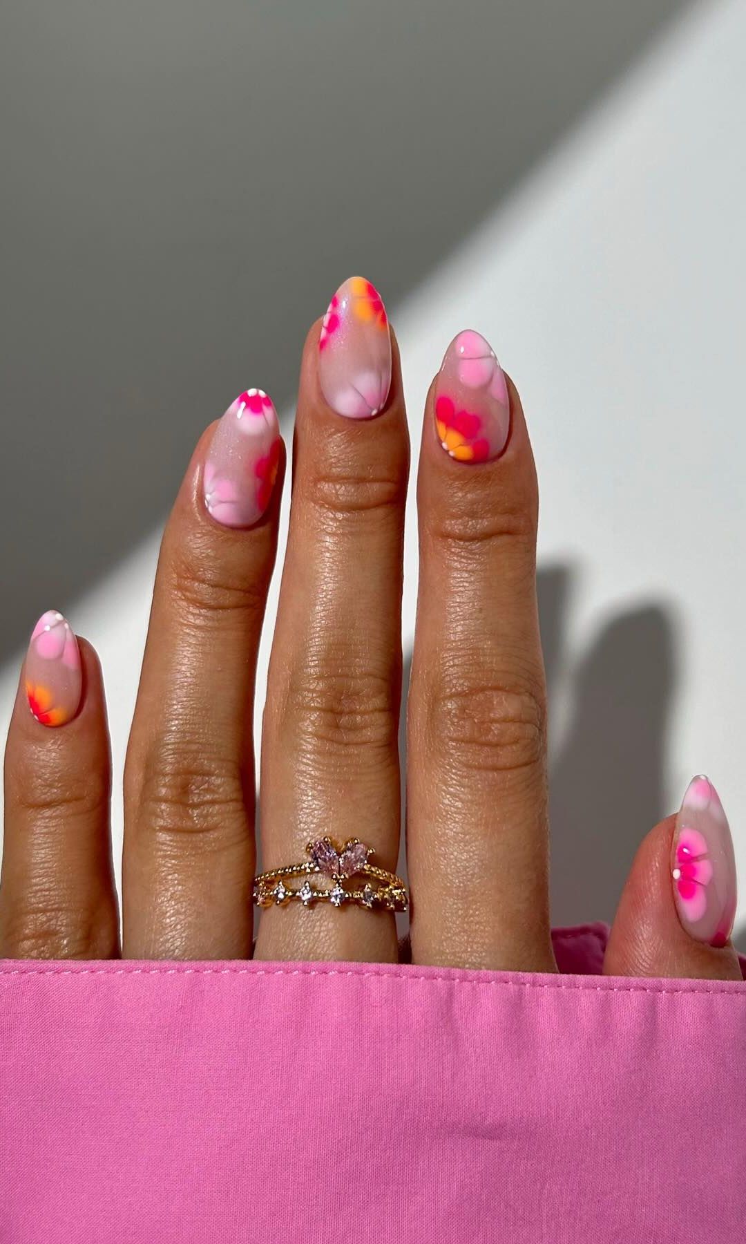 Manicura con manchas abstractas en colores atardecer