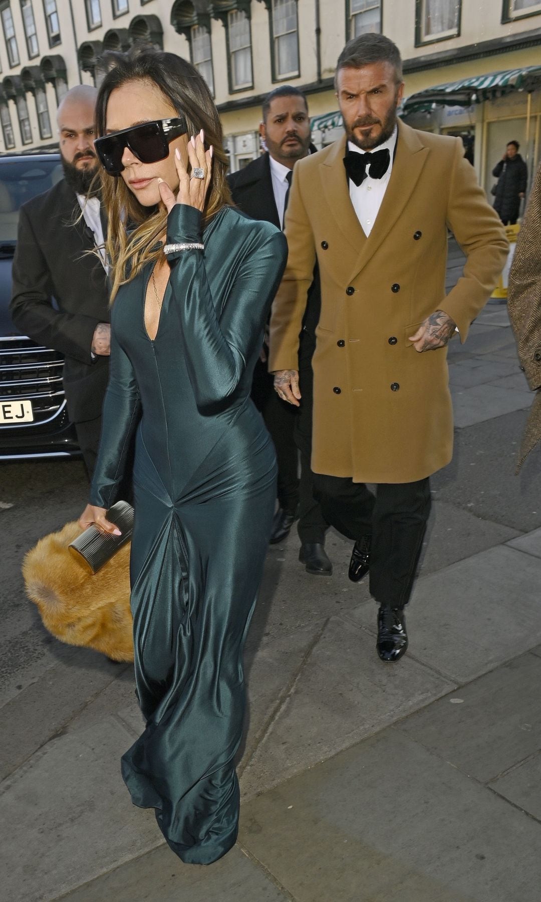 Victoria Beckham, con un diseño de su firma, y su marido, David Beckham