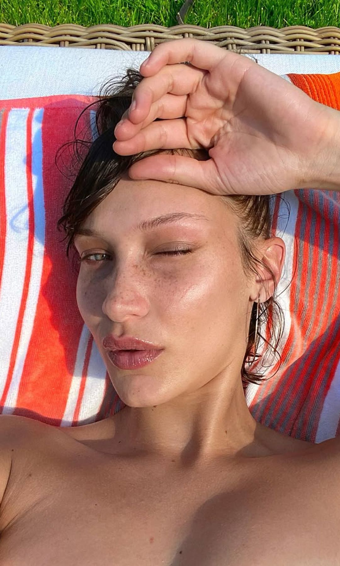Bella Hadid tomando el sol