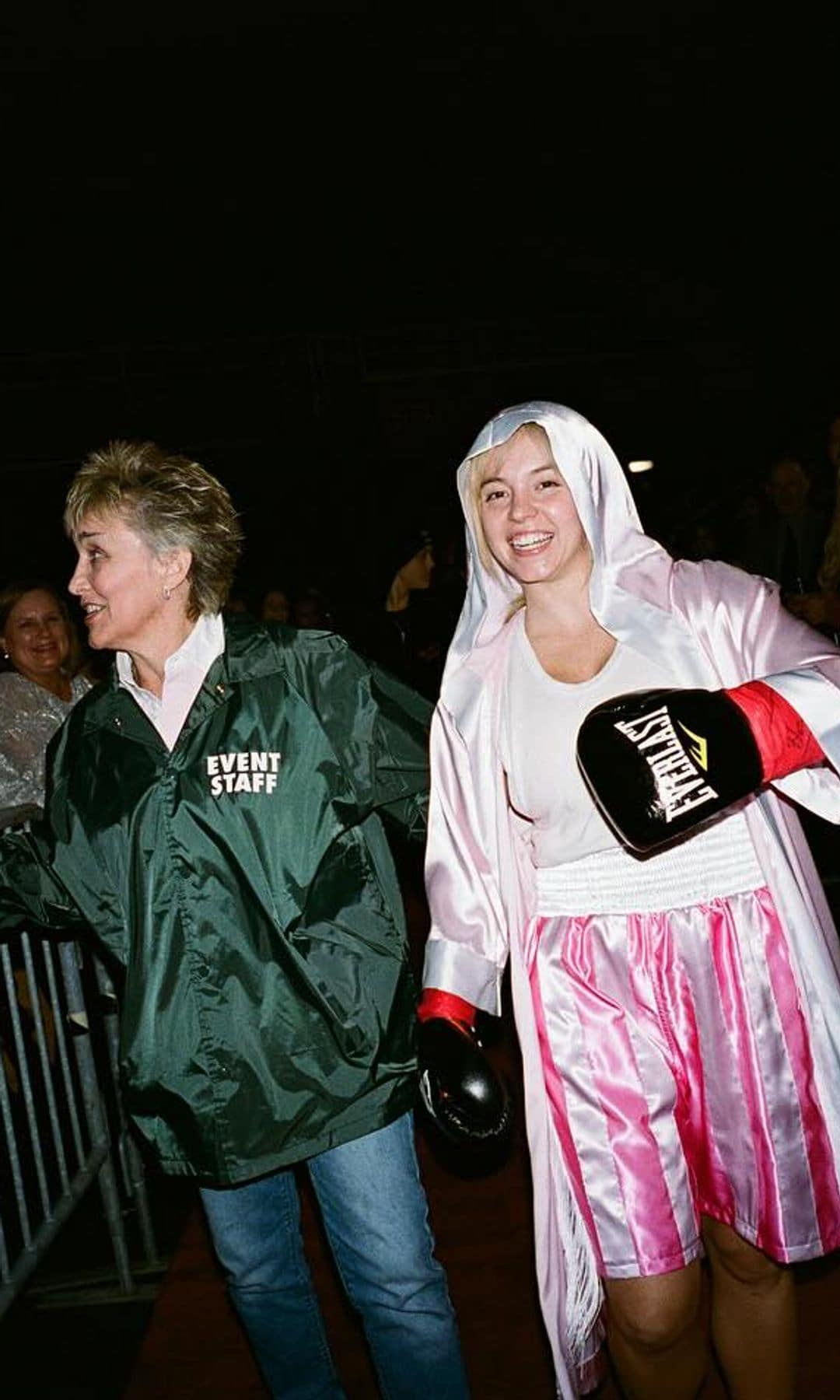 La actriz Sydney Sweeney junto a la boxeadora Christy Salters Martin 