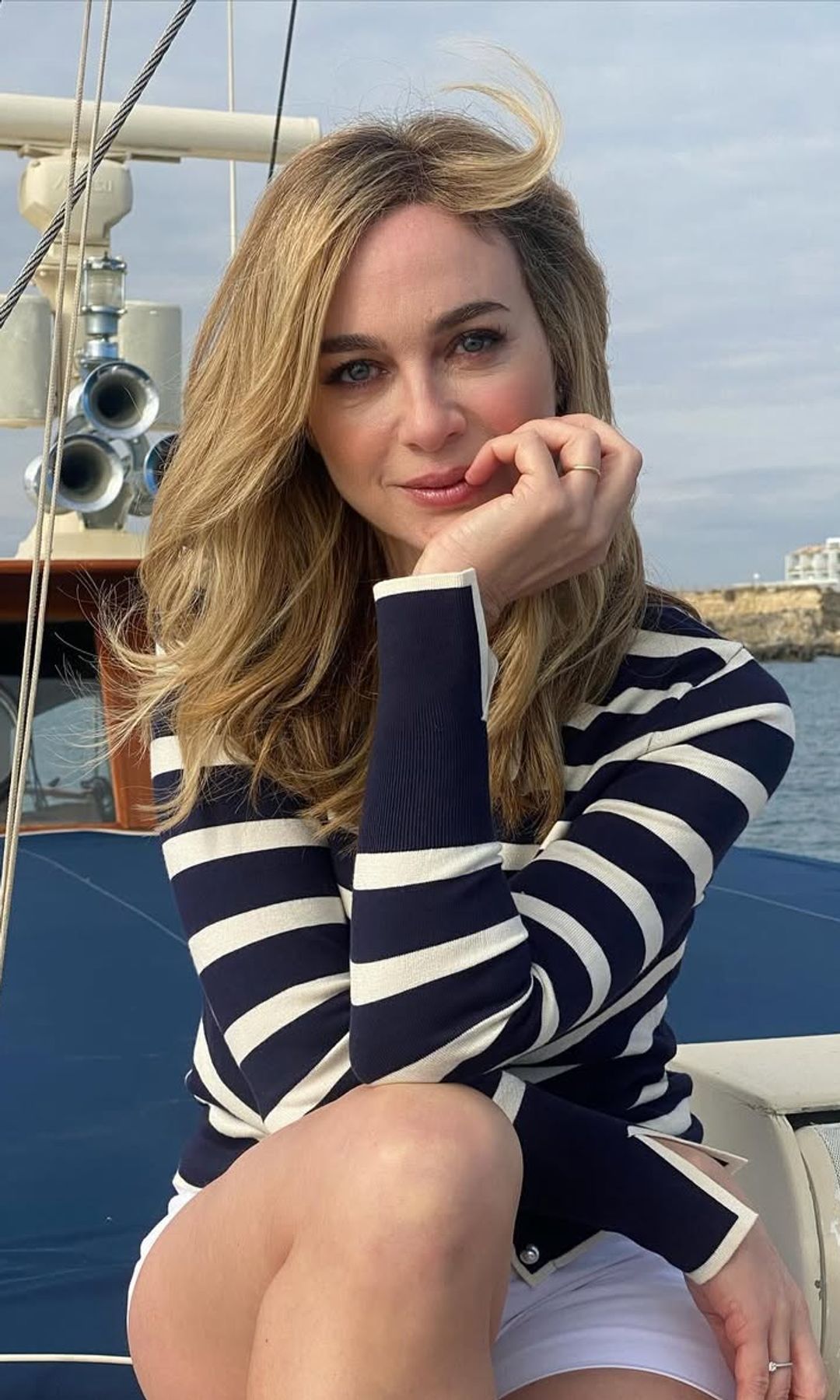 Marta Hazas con jersey de rayas posando en un barco