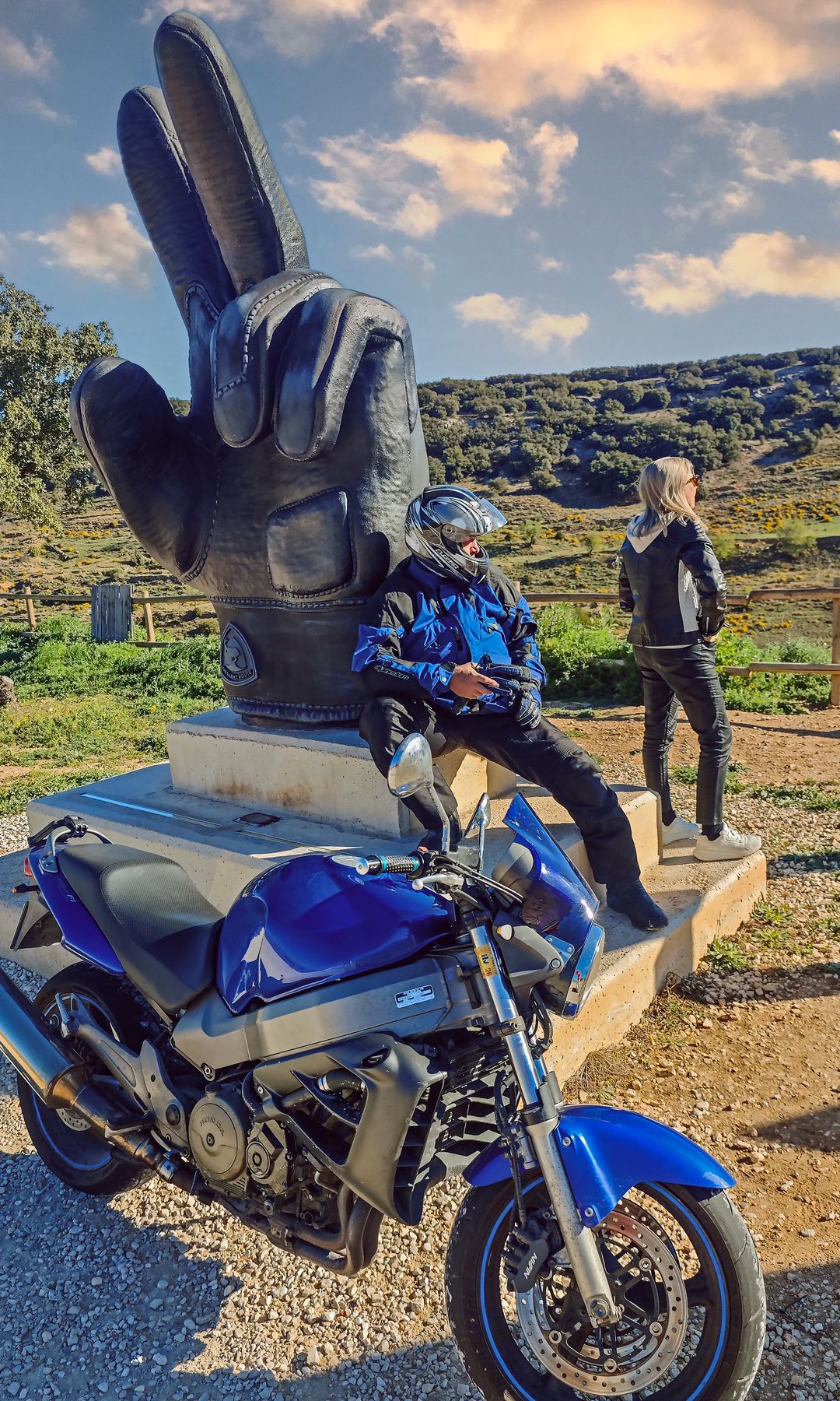 monumento al guante motero, ejulve, the silent route, teruel 