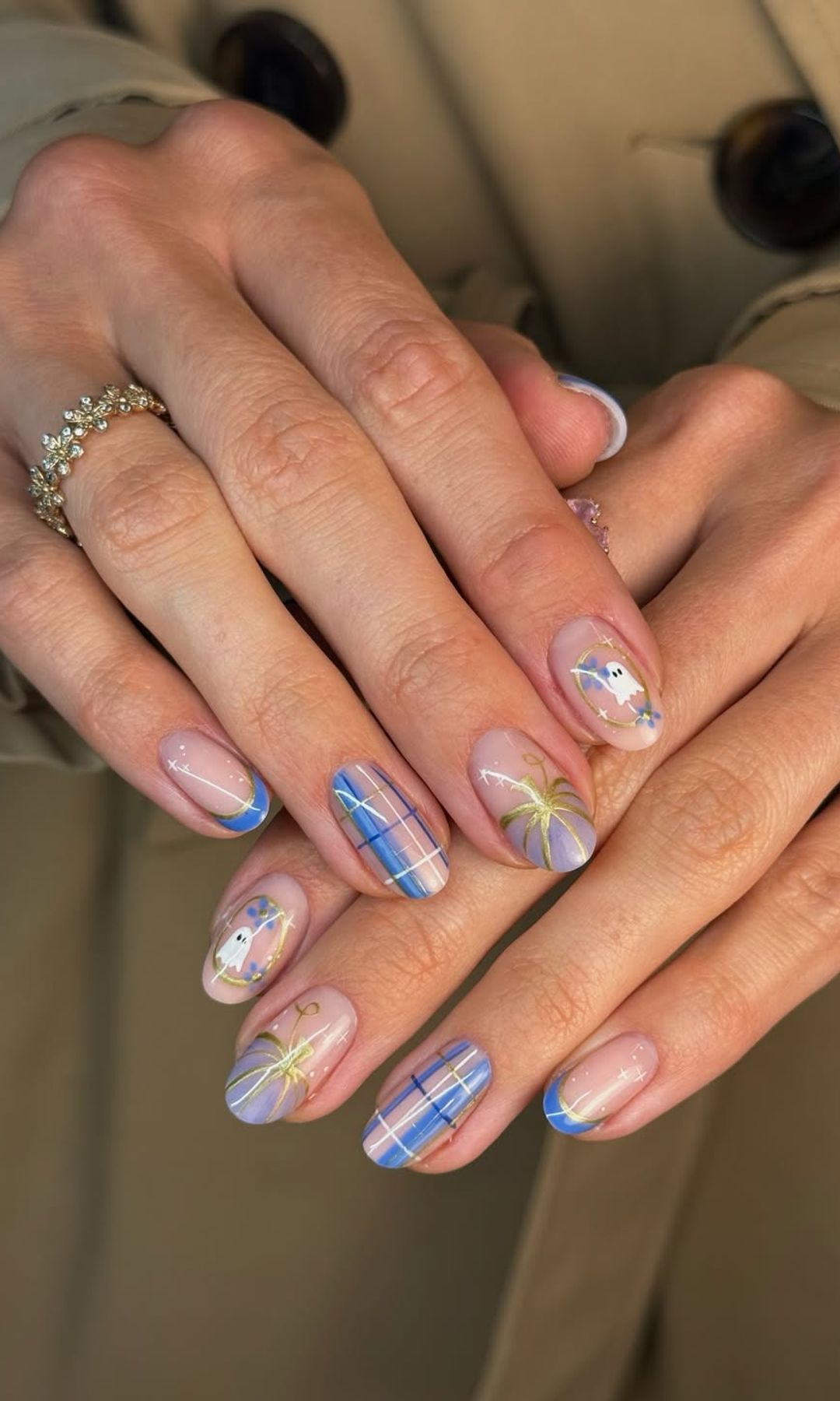 Manicura azul de cuadros, fantasmas y calabazas