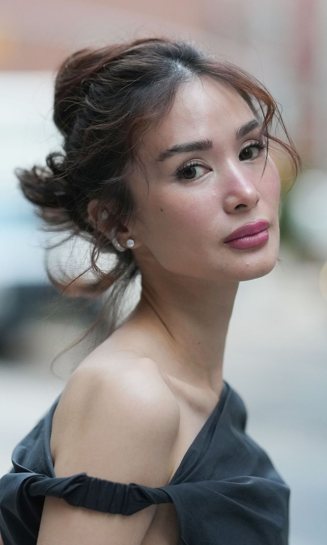 Maquillaje de mujer con polvos sueltos