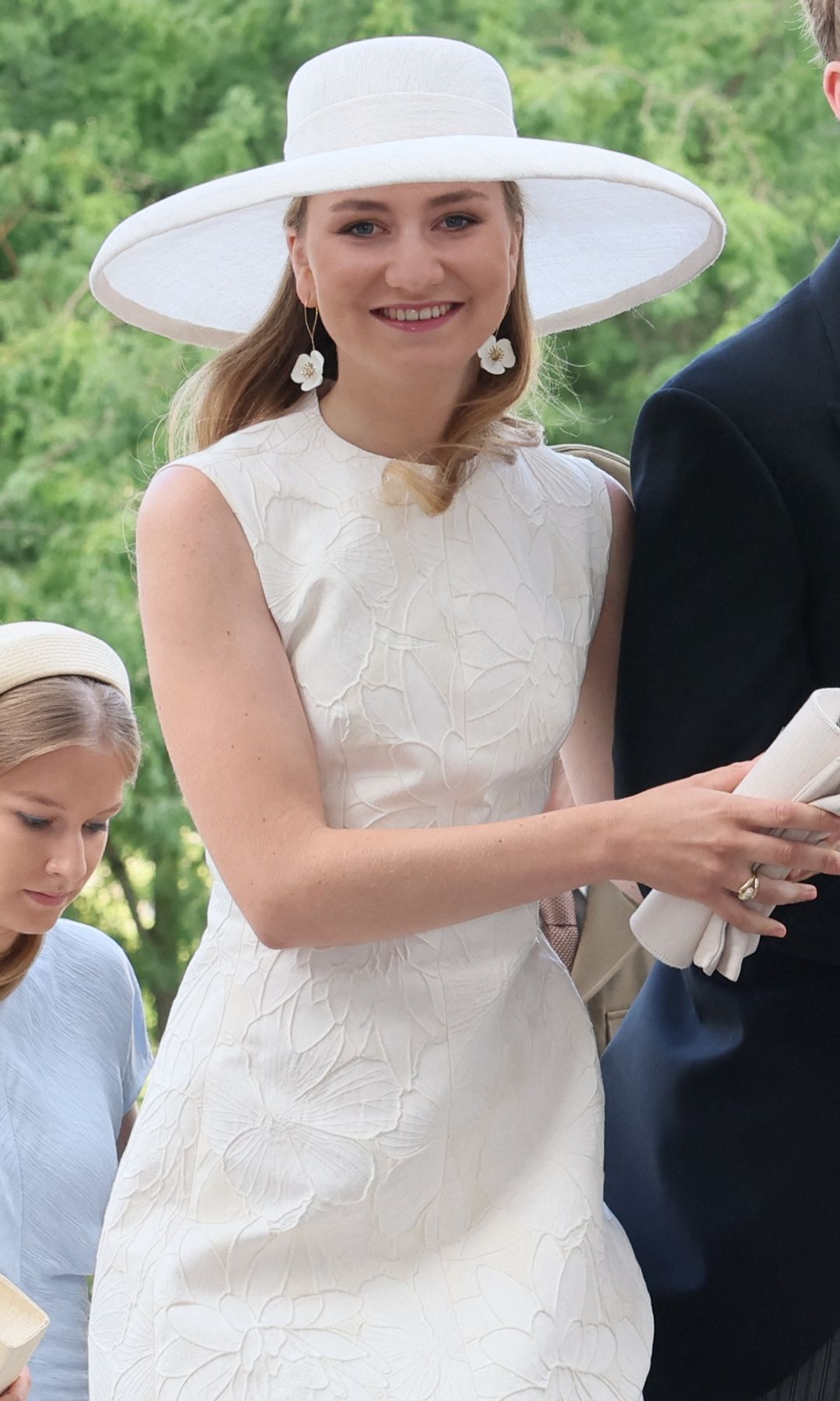 Elisabeth de Bélgica estrena en el Día Nacional un vestido que tiene la reina Letizia y pamela a juego