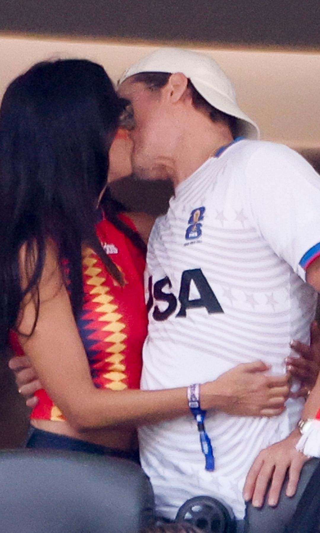 Brad Pitt e Inés de Ramón, comiéndose a besos en las gradas del España-Bélgica del Mundial
