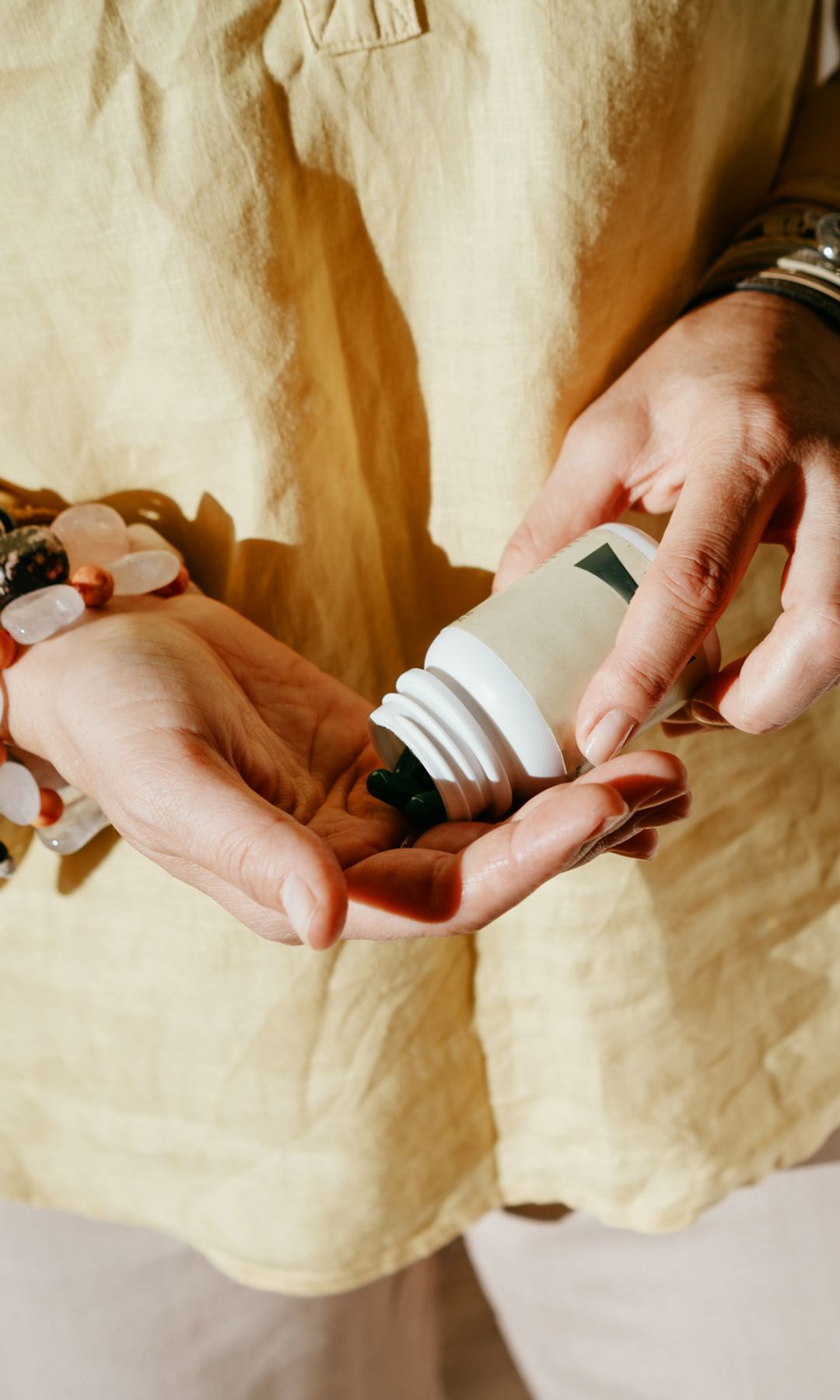 Mujer abriendo un bote de pastillas