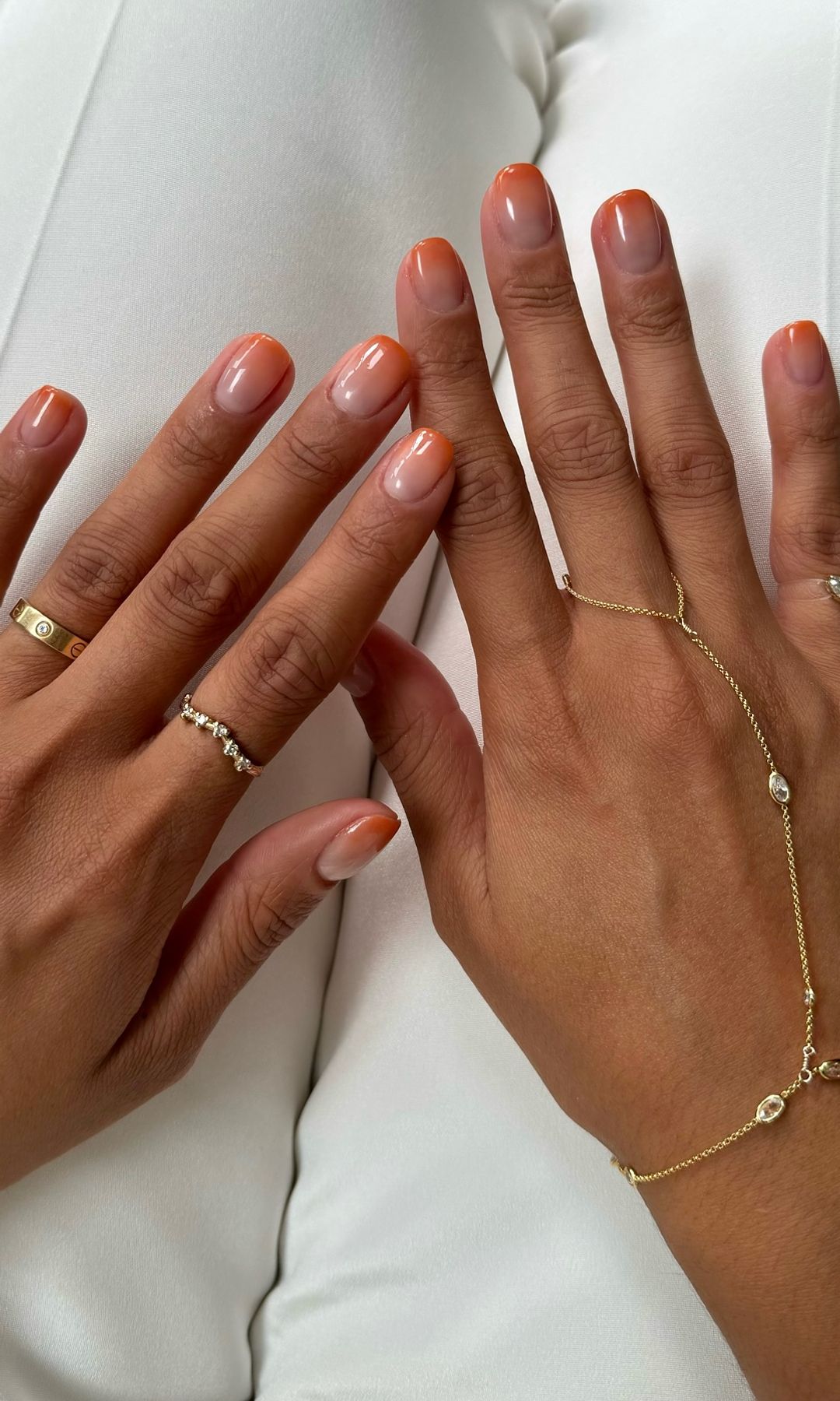 Manicura con efecto degradado en naranja