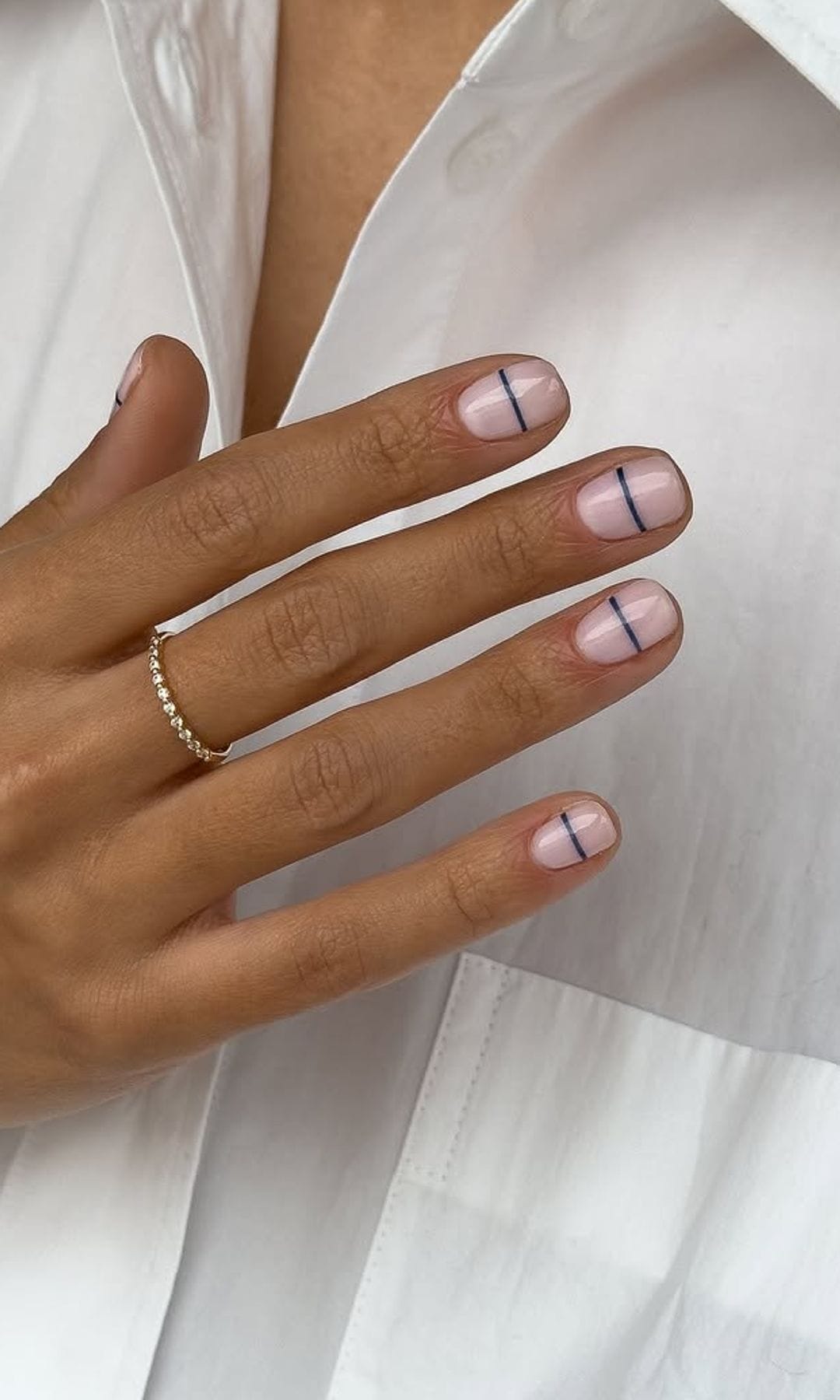 Manicura minimalista con línea