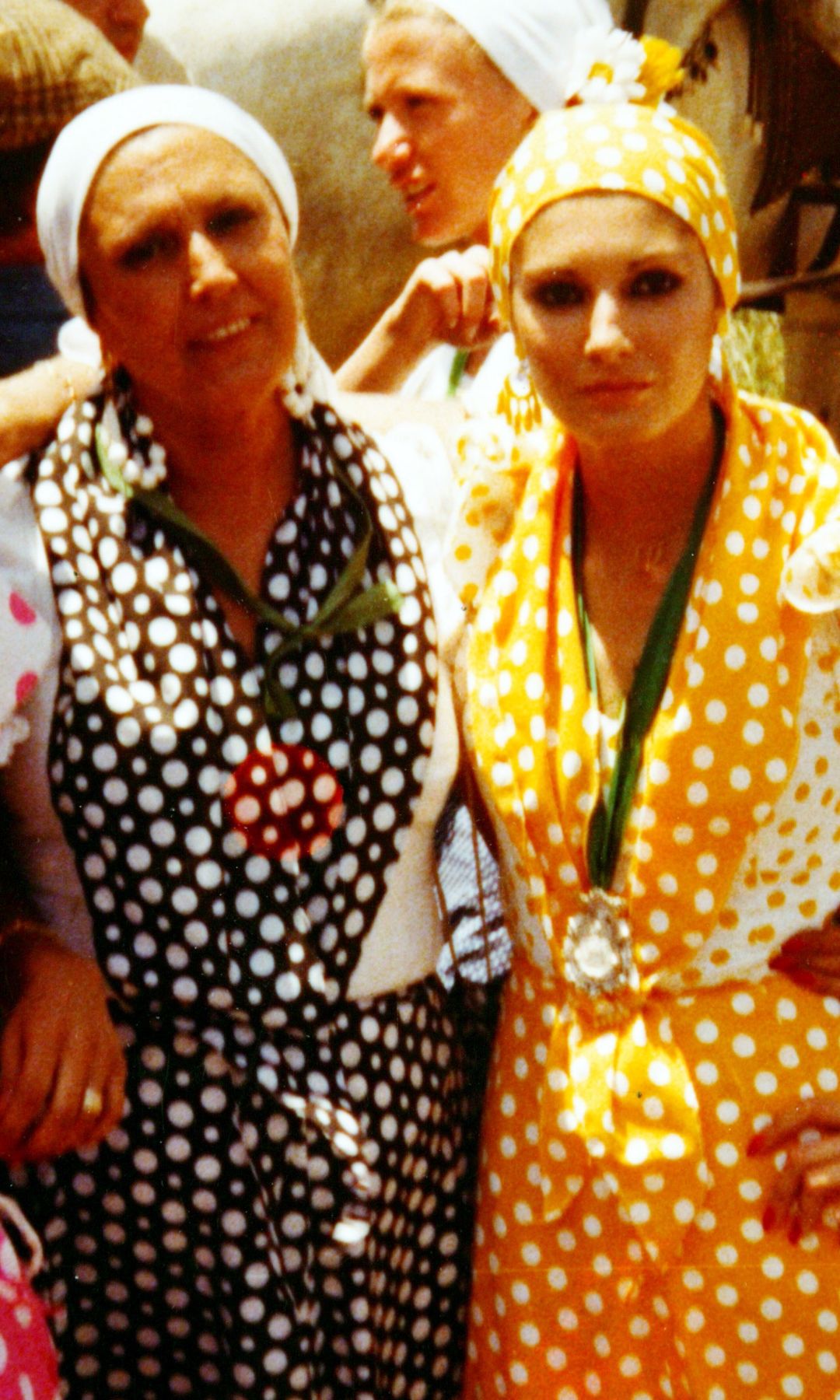 Carmen Dominguín junto a sus hijas Carmen y Belén Ordóñez durante la romería del Rocío de 1977