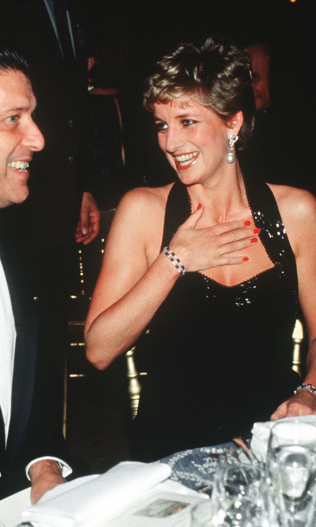 Diana, princesa de Gales, luciendo un vestido de Catherine Walker en una cena en el Palacio de Versalles, París, 1994. 