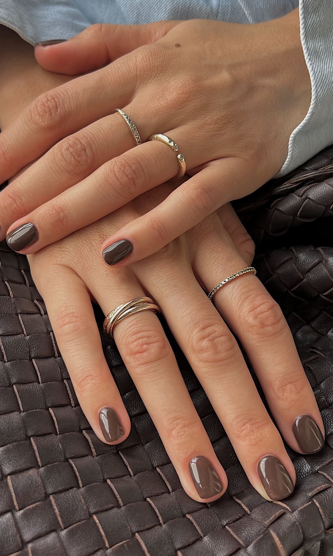 Manicura italiana en marrón chocolate