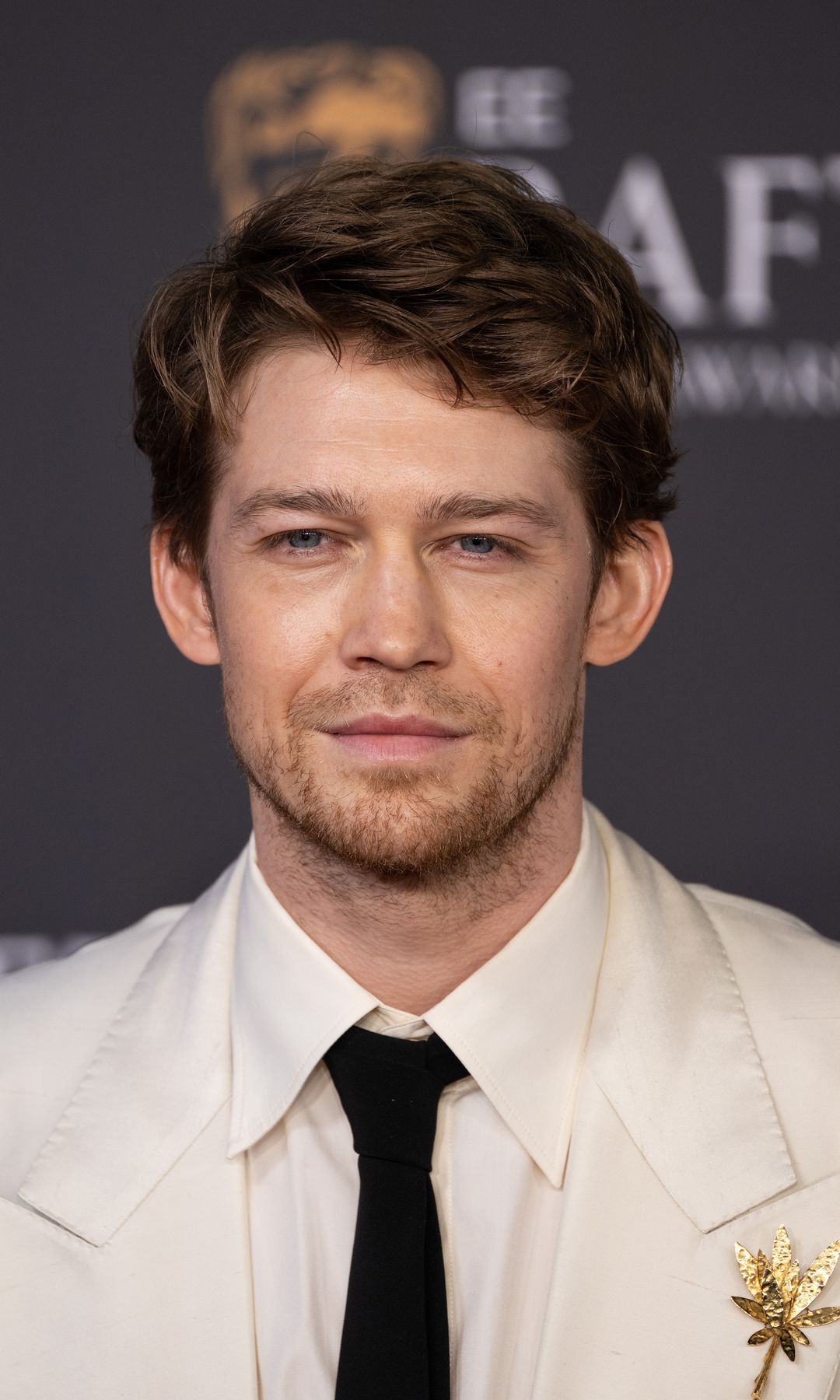 Joe Alwyn attends en los BAFTA de 2026