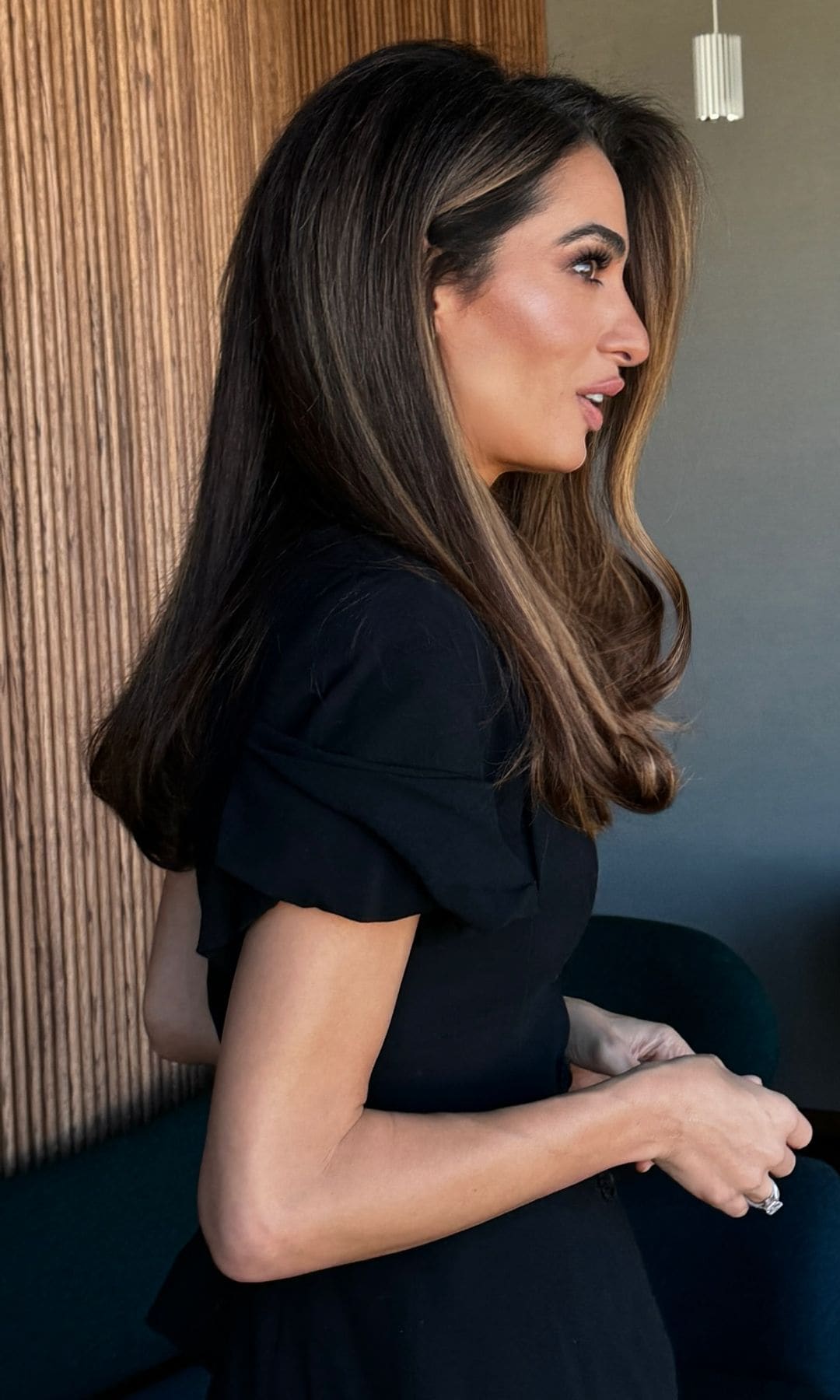 Amal Clooney con traje de chaqueta azul marino y nuevo look 