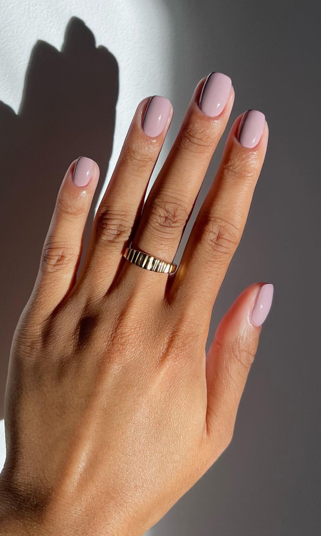 Manicura rosa empolvado
