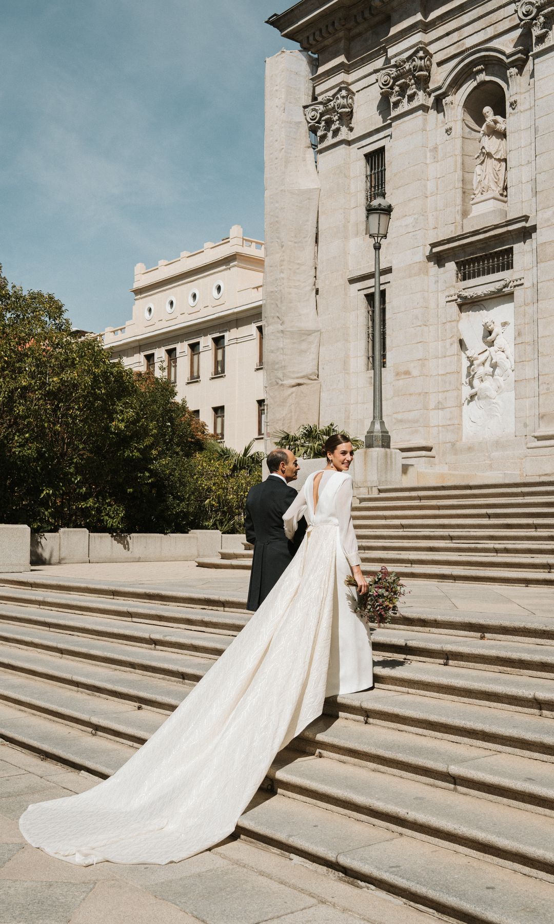 novia entrando a la iglesia