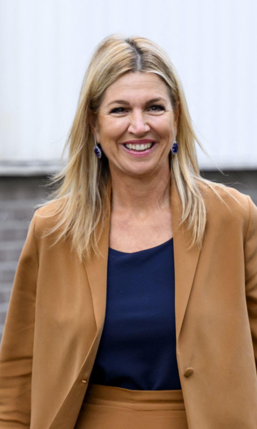 Máxima de Holanda reaparece en solitario con el traje camel perfecto para el otoño y recupera los pendientes de zafiro que estrenó al convertirse en reina