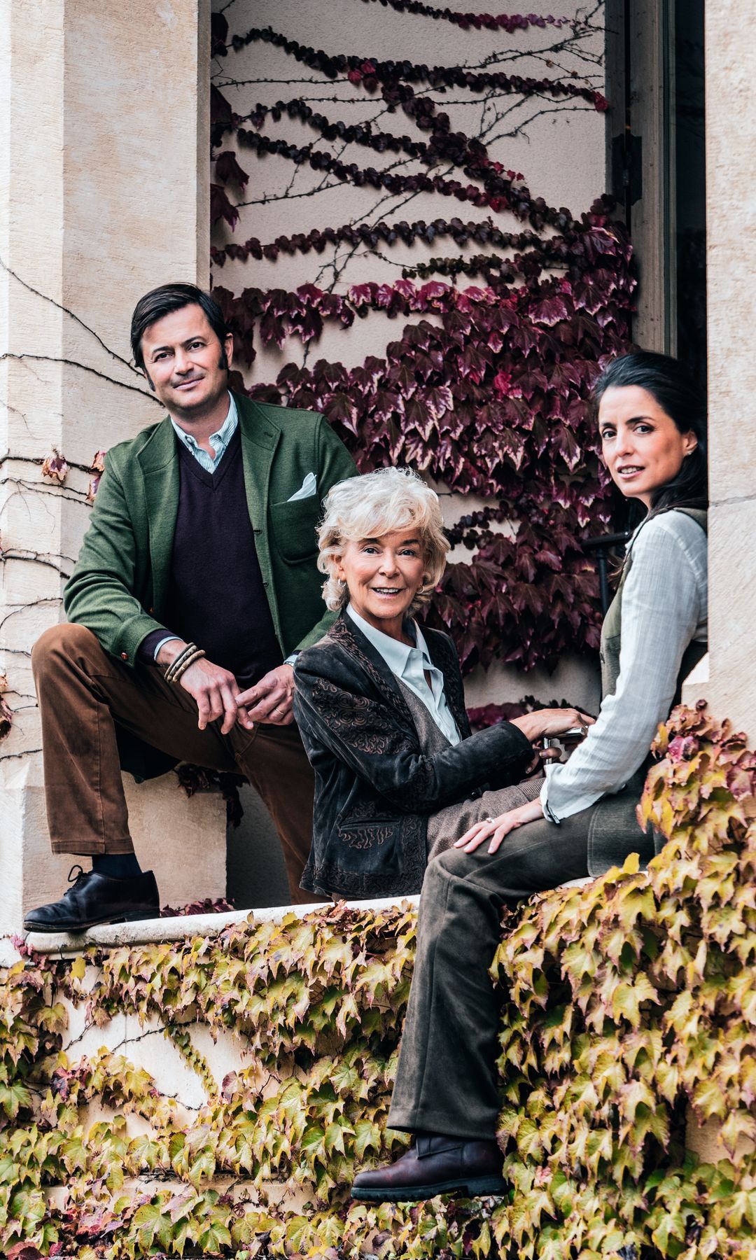  Lucía se asoma a uno de los balcones de la antigua enfermería, junto a Lolo de Juan y Marta Arias Morales