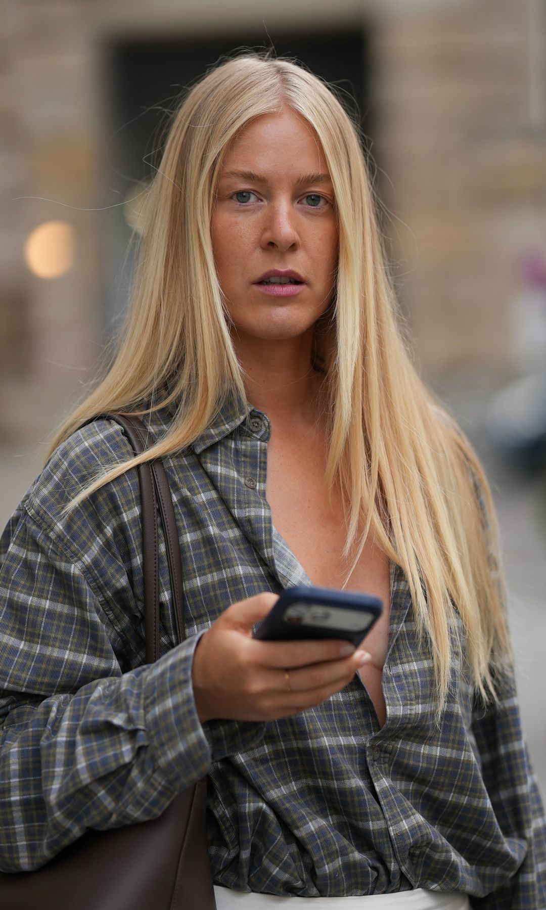 Mujer con pelo largo y puntas desfiladas
