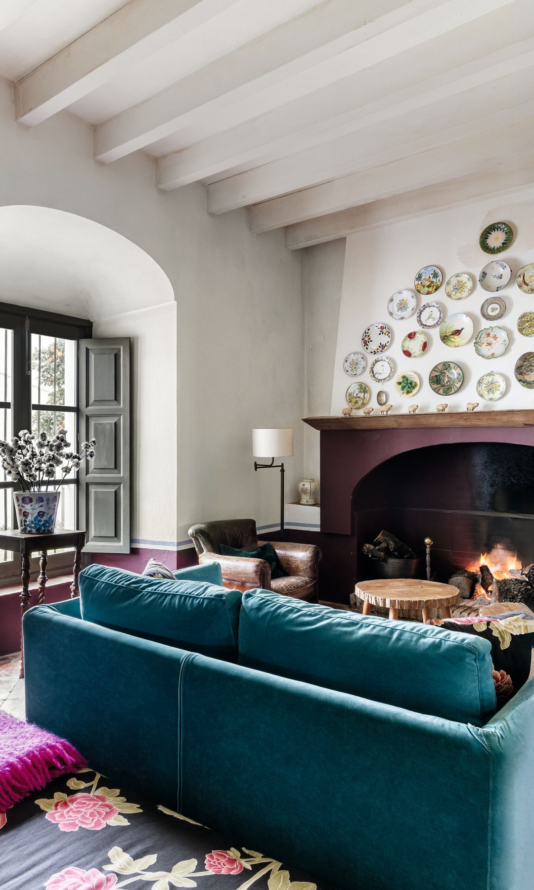 Varias de las estancias de su cortijo de Puebla del Maestre, en la campiña sur de Badajoz. "La decoración fue casi una aventura", reconoce la modelo, que colaboró en el proyecto con su amigo Luis Valle: "Pasamos mucho tiempo viajando, visitando ferias, anticuarios y mercadillos, buscando piezas con alma que encajaran con la historia de la casa. Además, había algo fundamental para mí: reutilizar y dar una nueva vida a muchos muebles que habían pertenecido a mi abuela"