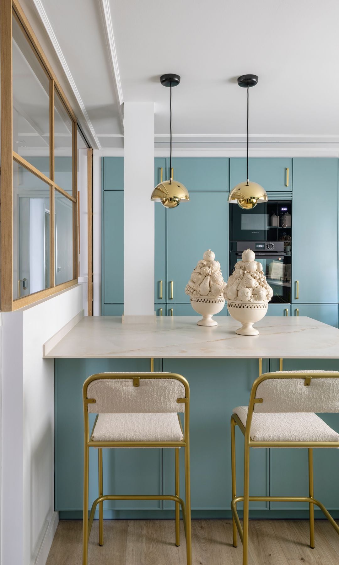 Cocina con península y muebles en azul