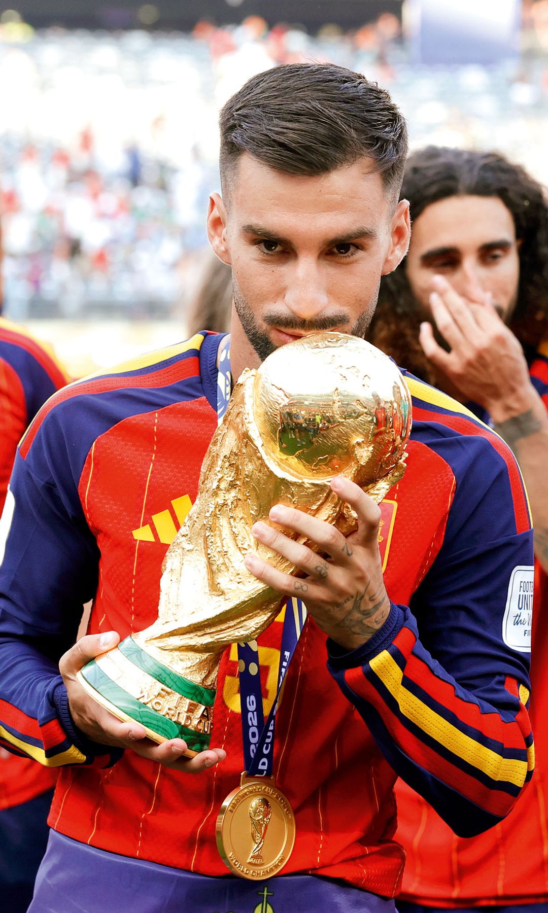 Álex Baena besando la copa del Mundo