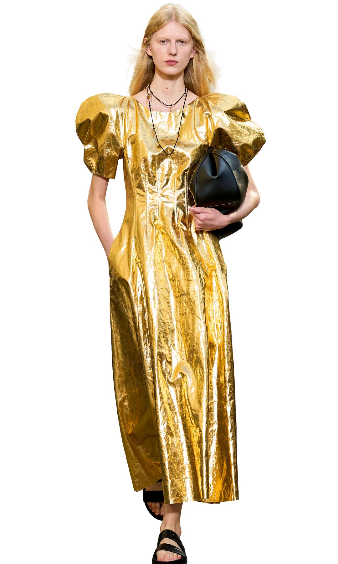 Modelo enfundada en un Gabriela Hearst