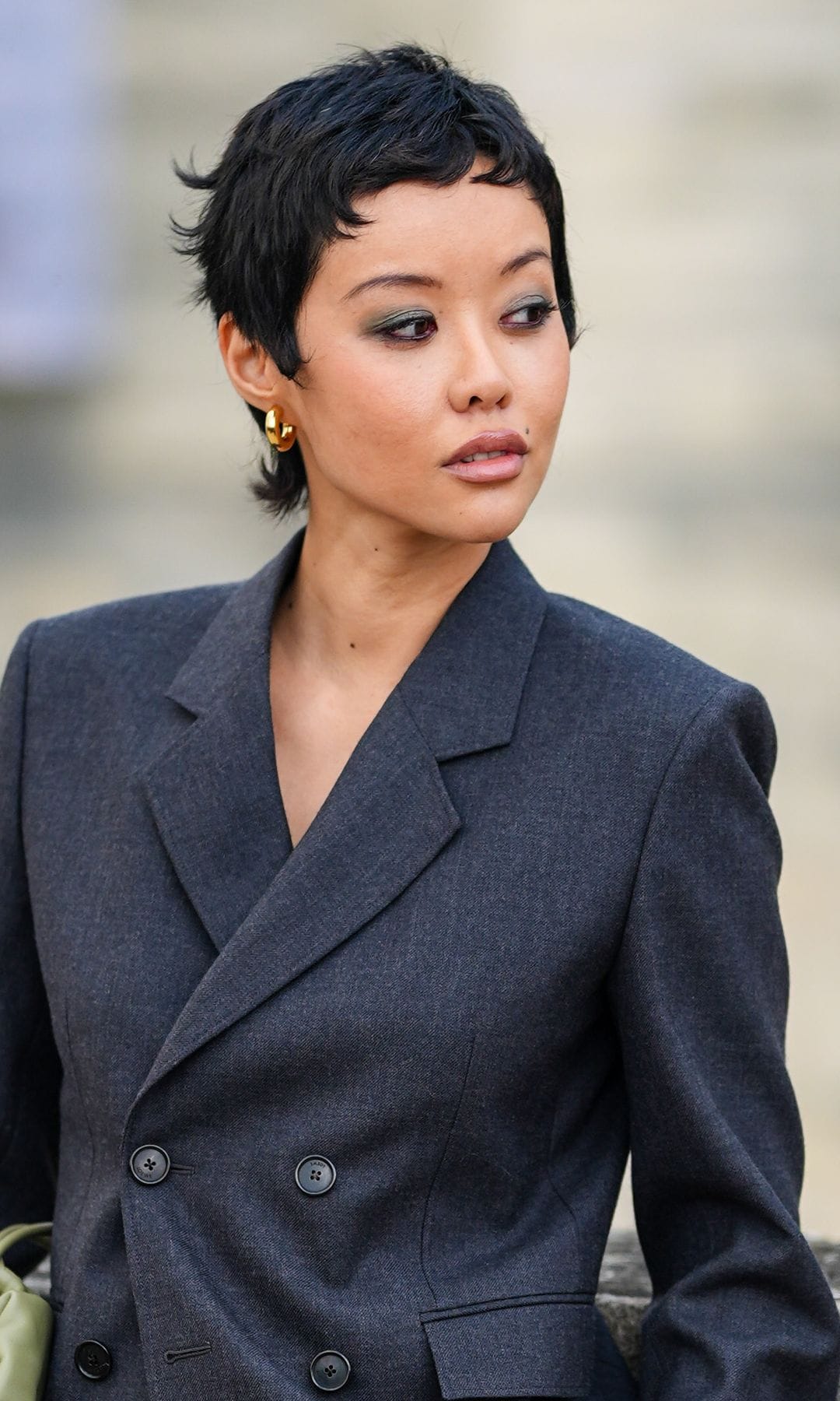 Mujer con pelo corto