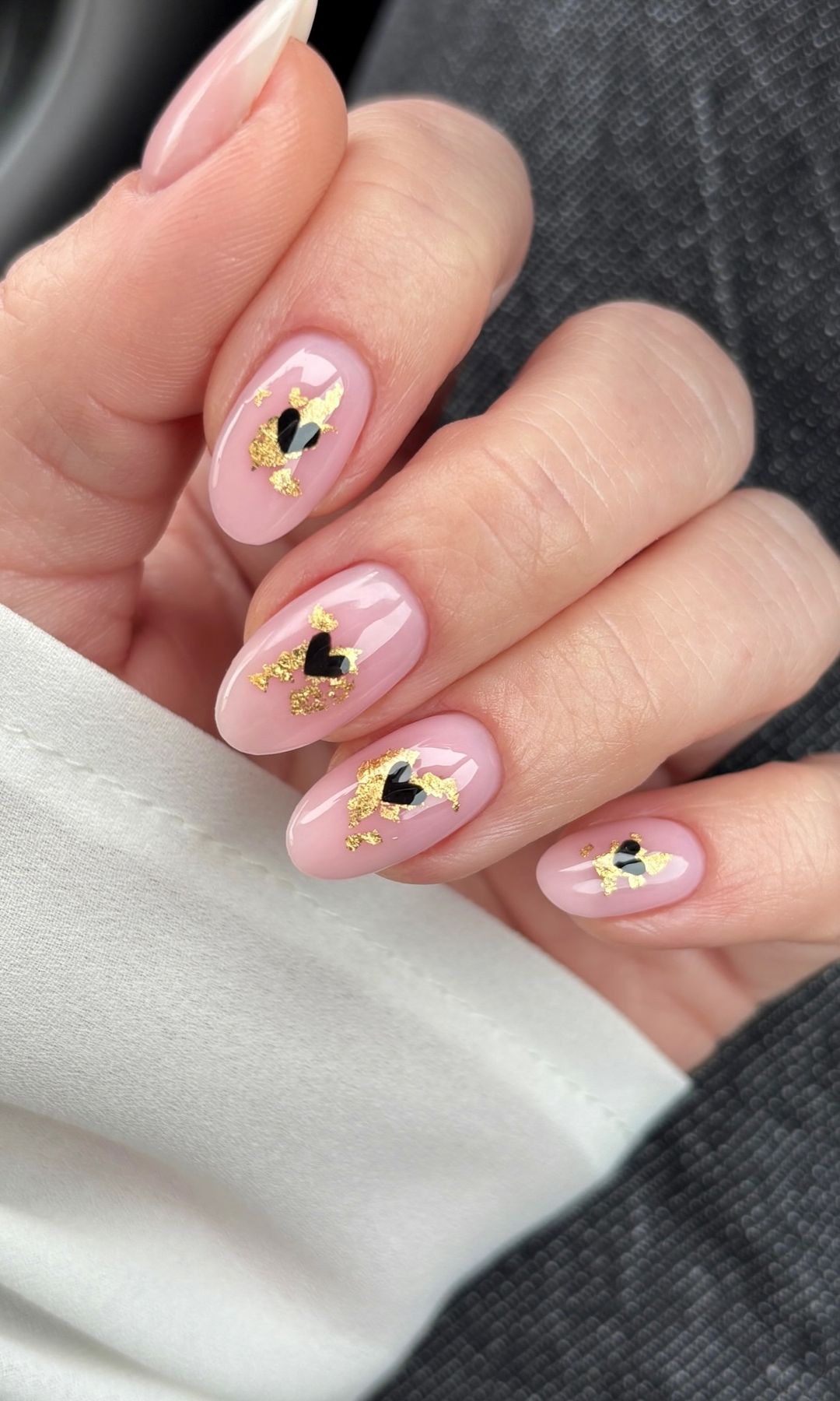 Manicura de corazones con detalles dorados