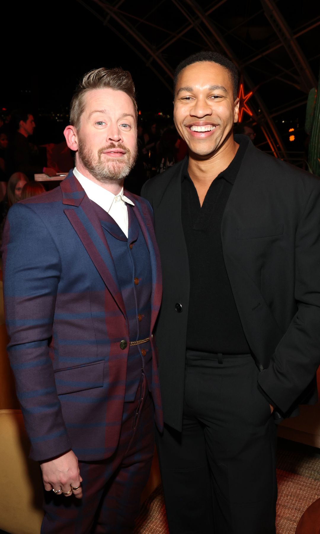 Macaulay Culkin y Aaron Moten en la alfombra roja del estreno de la segunda temporada de 'Fallout' en el Museo de la Academia de Cine