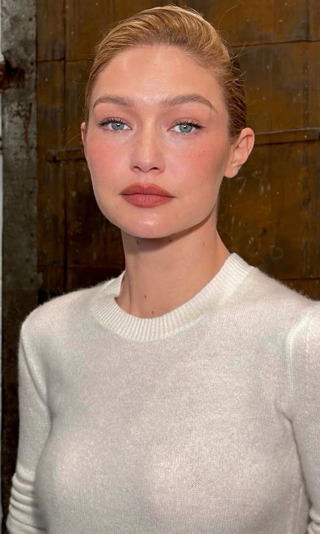 Gigi Hadid recién maquillada por Patrick Ta