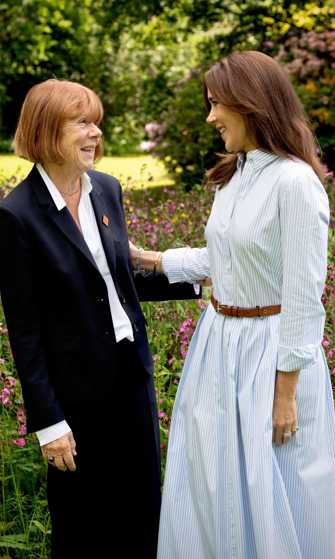 Mary de Dinamarca con vestido camisero de rayas