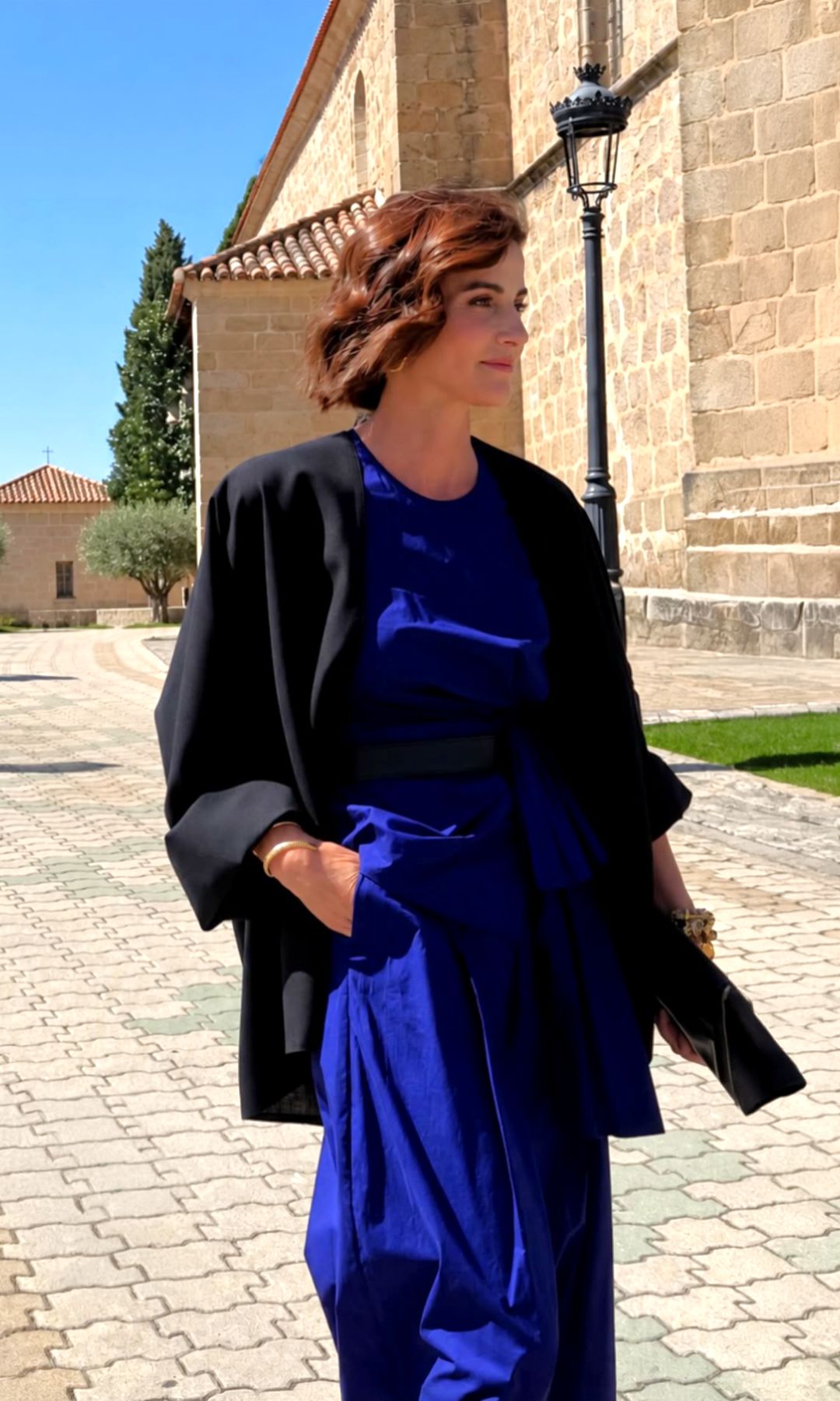 ​​​Rosario Domecq rompe con su discreción habitual y sorprende en una boda con su azul eléctrico, kimono negro y brazalete bizantino