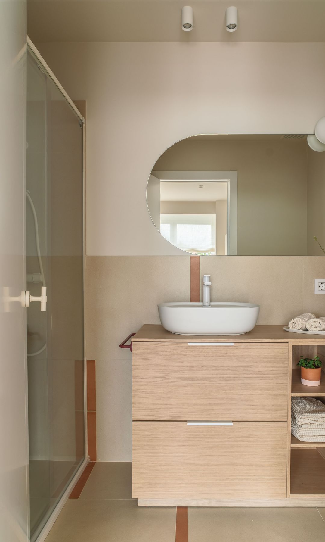 Baño: mueble de lavabo en madera y ducha