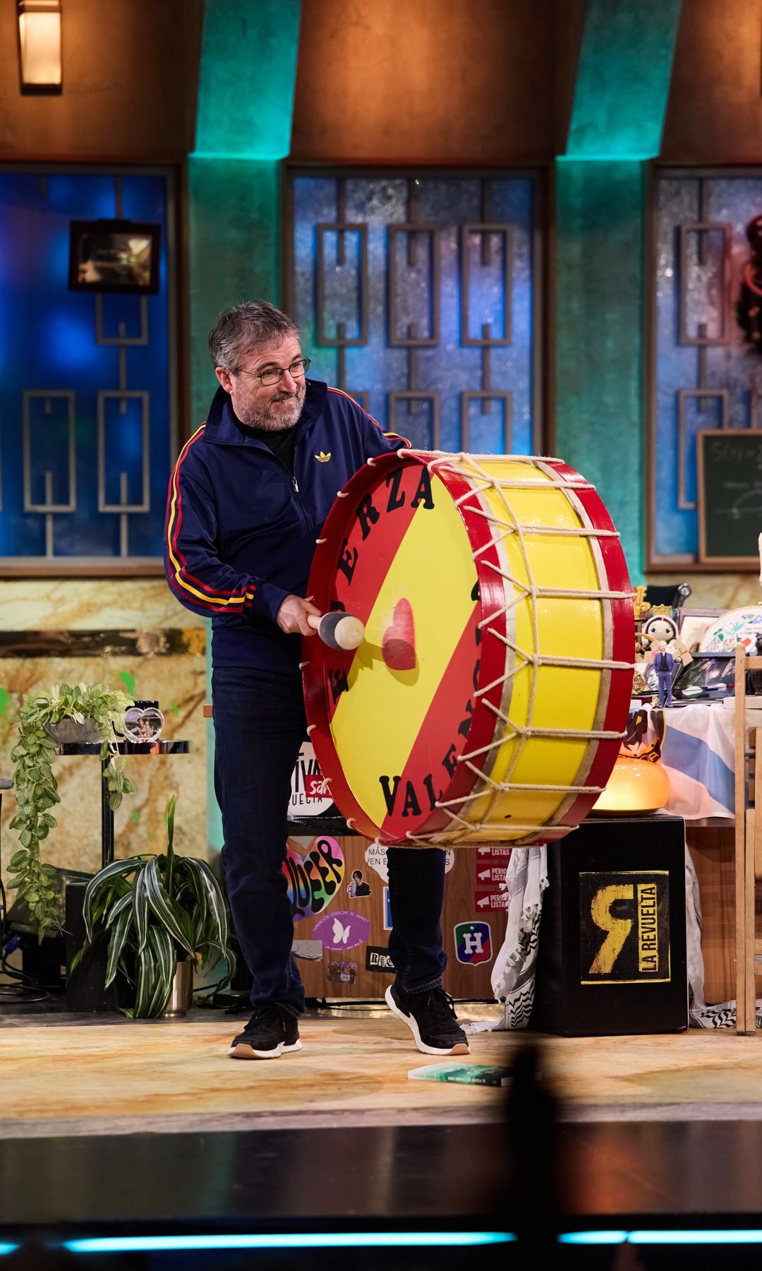 Jordi Évole tocando el bombo del programa