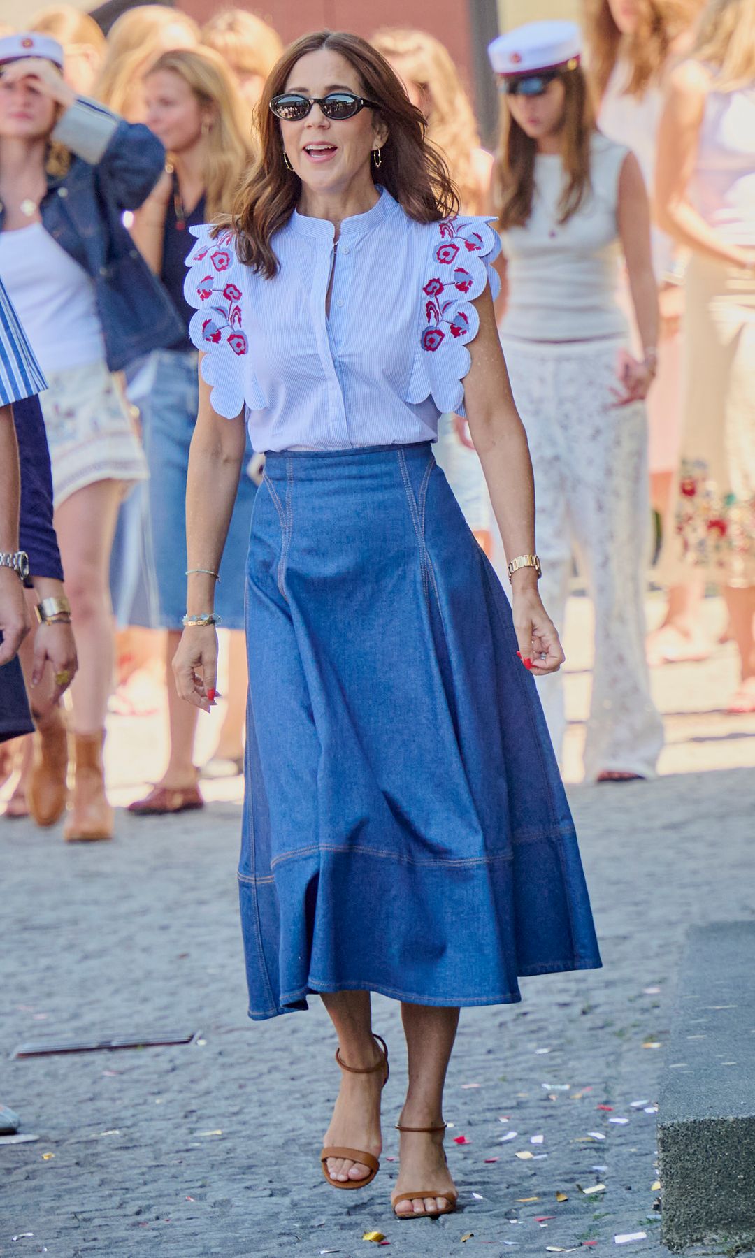Mary de Dinamarca en la graduación de la princesa Isabella con falda vaquera y camisa de The IQ Collection