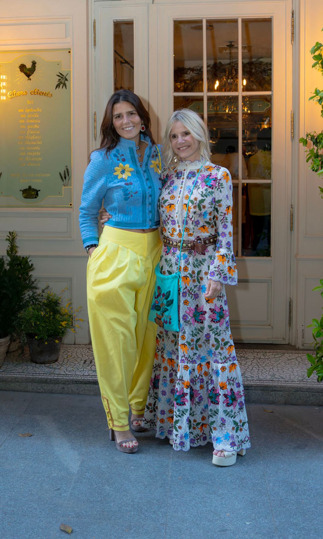 Eugenia Martínez de Irujo y Cayetana Rivera, en la cena de presentación de la colección FELICITÁ de Eugenia Martínez de Irujo x Antik Batik.