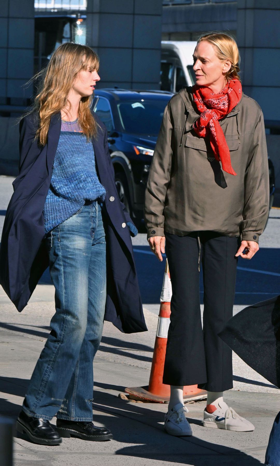 Maya Hawke y Uma Thurman charlan a las puertas del aero­puerto de Nueva York