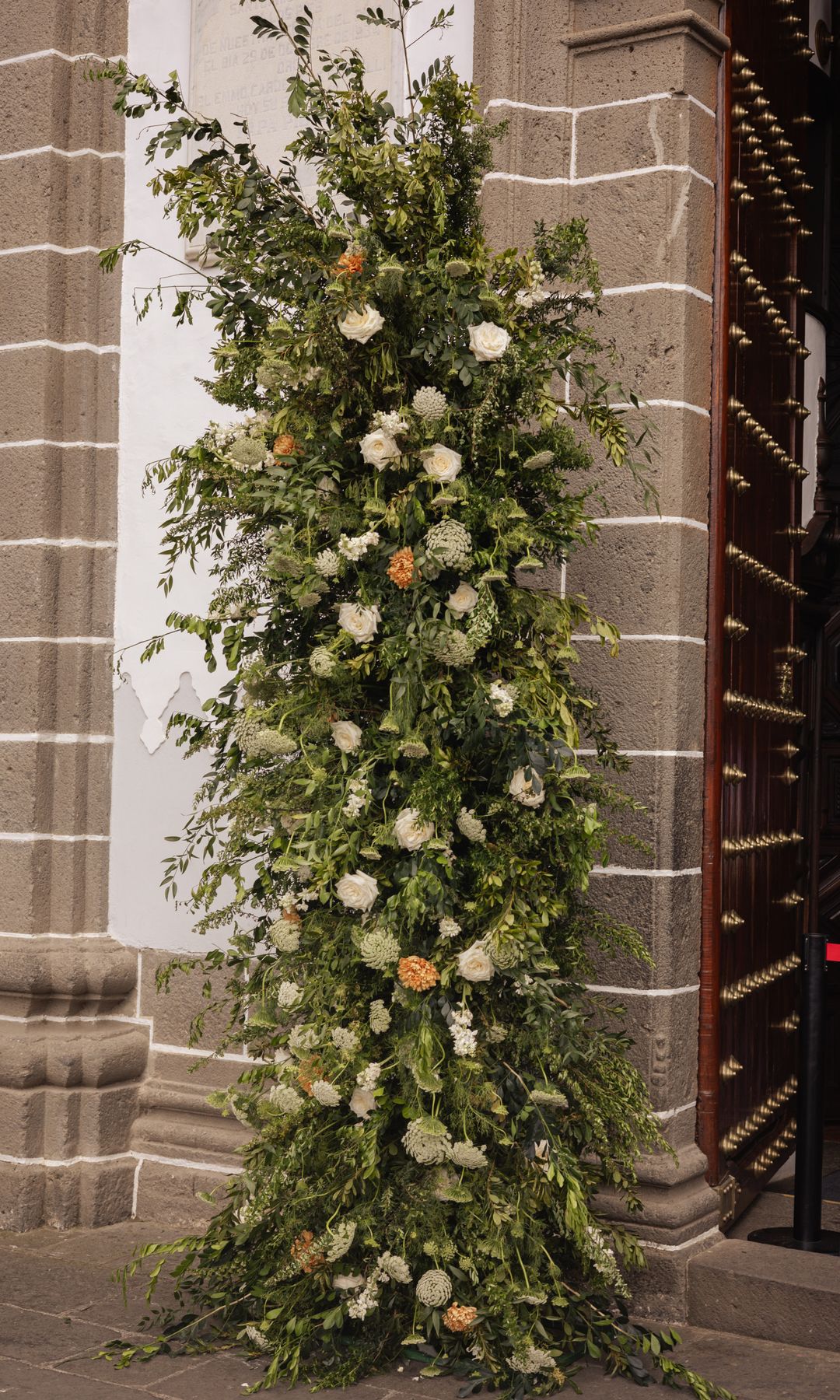 Decoración de entrada a la iglesia con flores