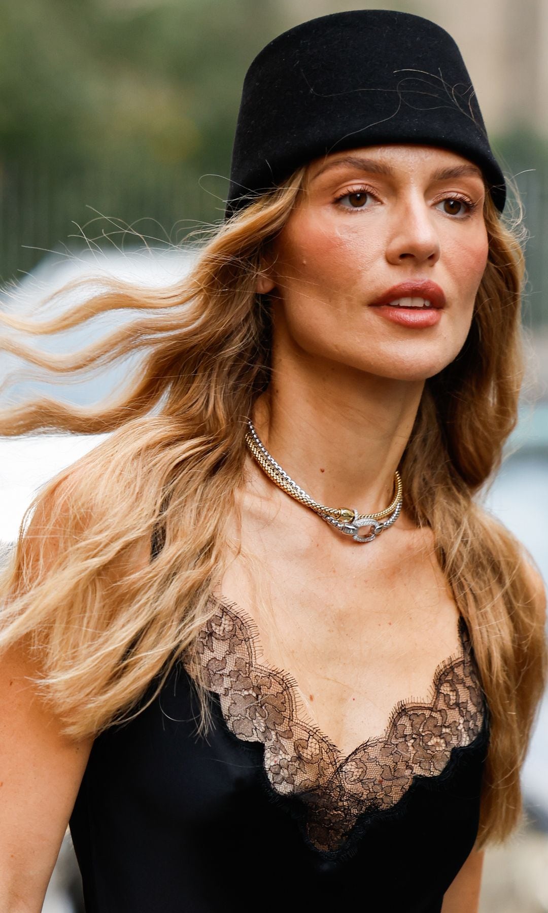 Viky Rader con sombrero y top lencero en la Semana de la Moda de Milán