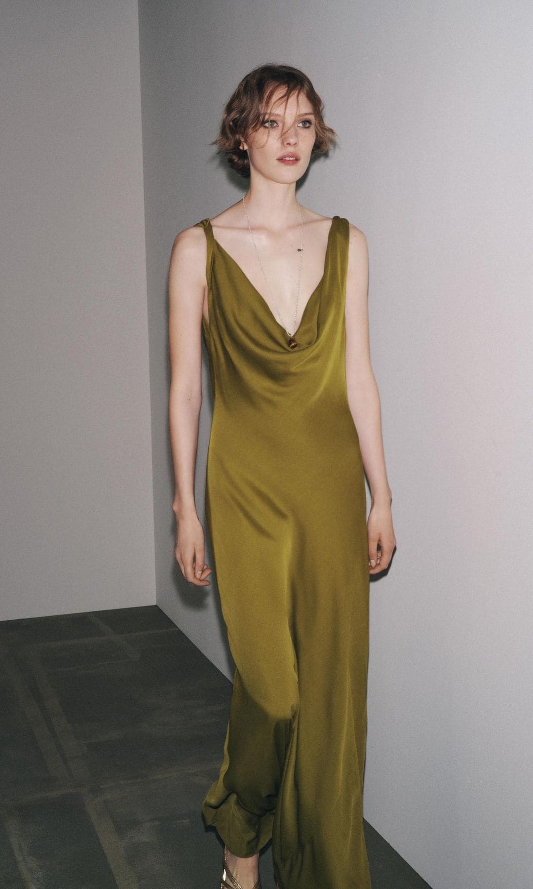 Vestido midi satinado de Zara
