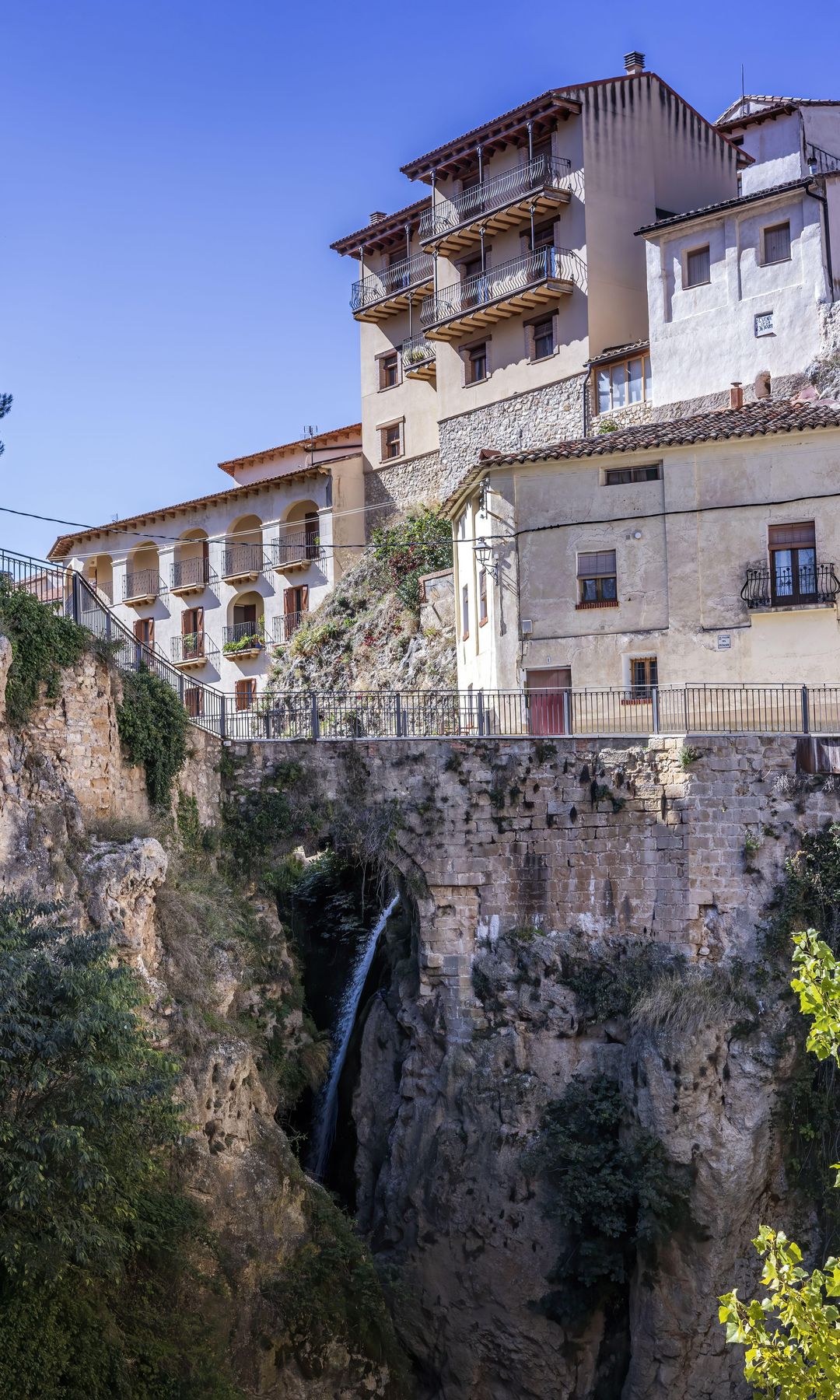 Cascada de San Nicolás en el pueblo de Molinos, en Teruel