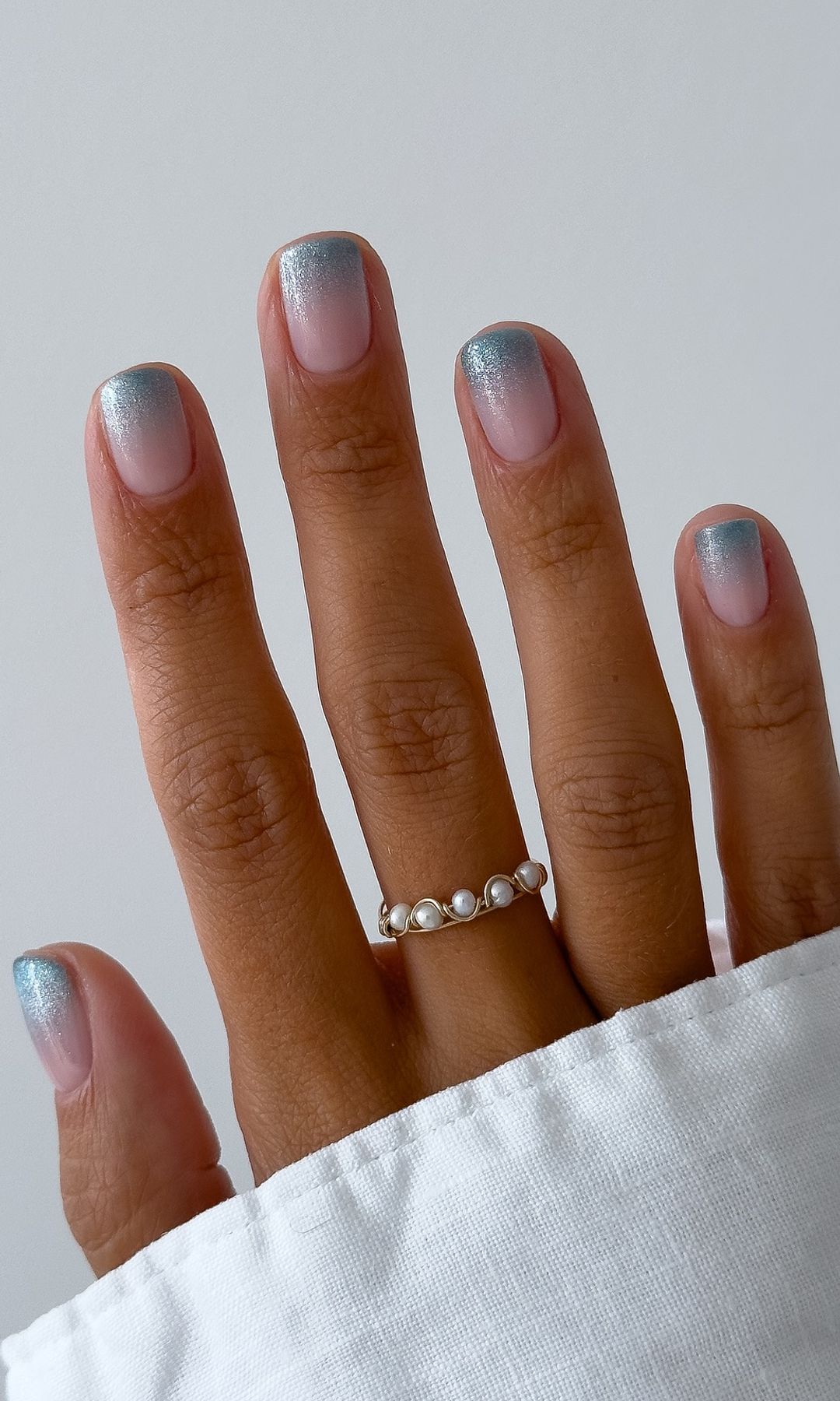 Manicura con efecto degradado en azul