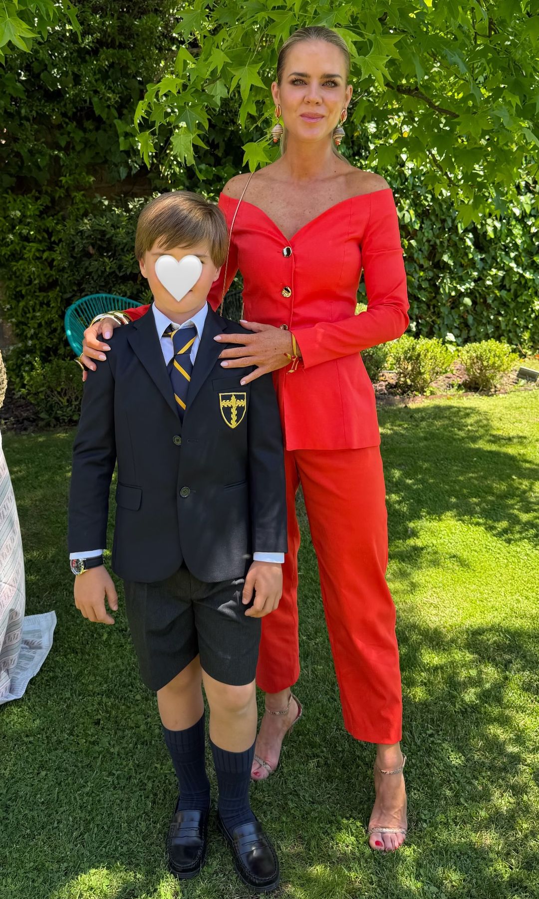 Amelia Bono, espectacular en la primera comunión de su hijo Jaime con potente conjunto español naranja