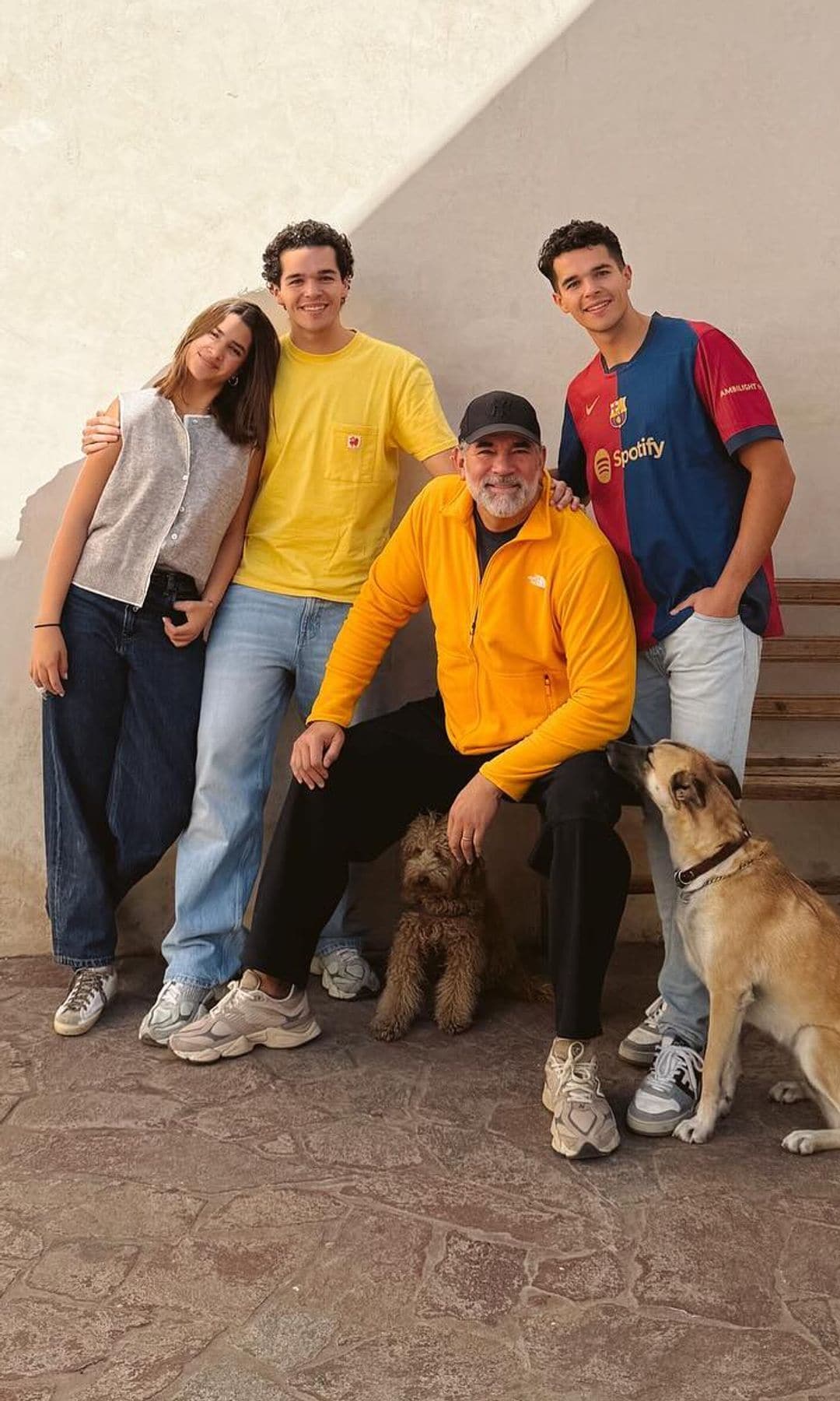 Eduardo Santamarina con sus hija Julia y los gemelos Eduardo y Roberto.