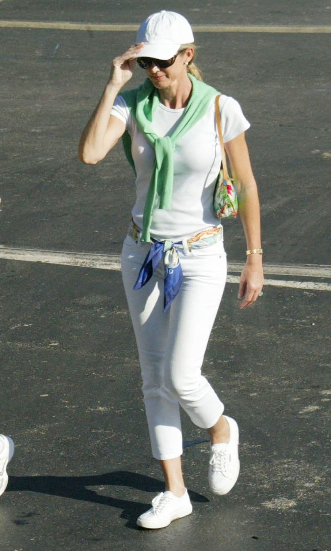 Esté donde esté, el estilo de Miranda es inspirador. En la imagen, con un look muy preppy y con infalibles básicos, en Miami.