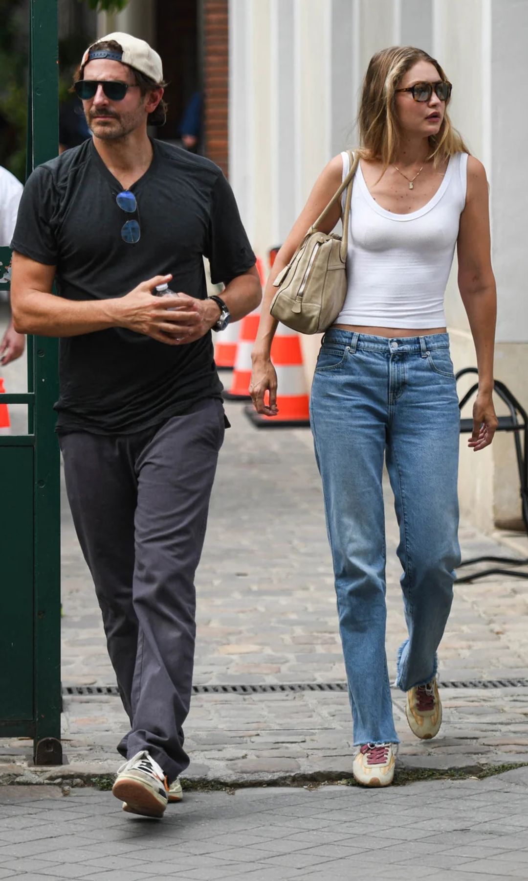 Gigi Hadid en París junto a Bradley Cooper luciendo zapatillas españolas de la marca HOFF